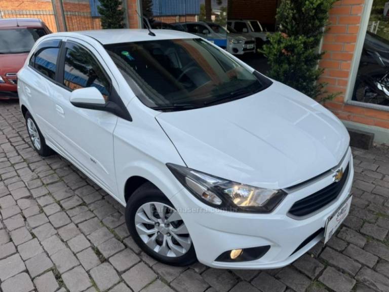 CHEVROLET - ONIX - 2017/2018 - Branca - R$ 60.000,00