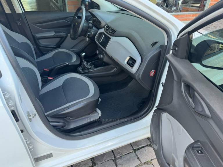 CHEVROLET - ONIX - 2015/2016 - Branca - R$ 47.000,00