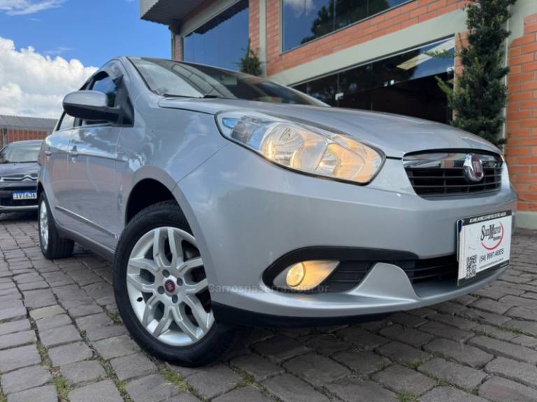 FIAT - SIENA - 2014/2015 - Prata - R$ 45.000,00