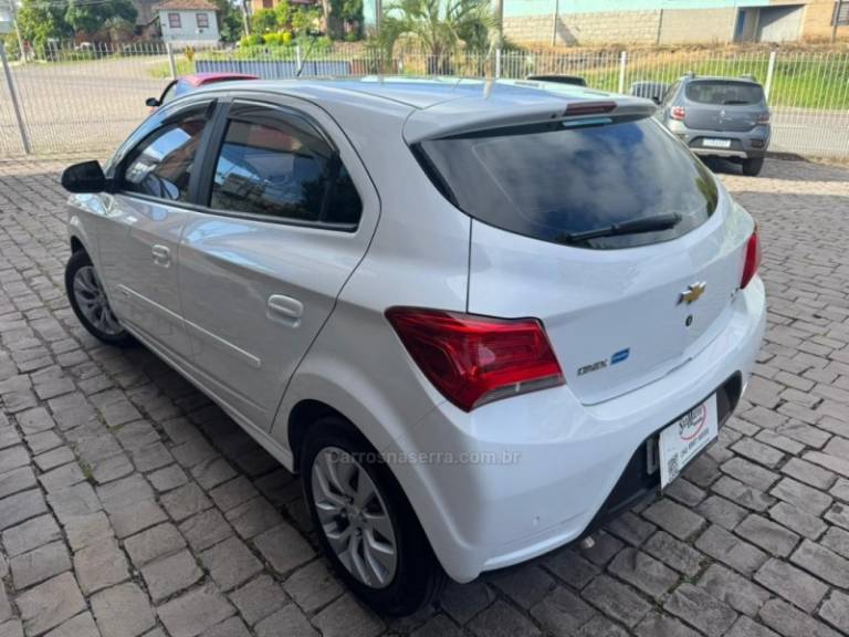 CHEVROLET - ONIX - 2017/2018 - Branca - R$ 60.000,00