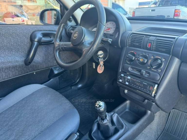 CHEVROLET - CORSA - 2000/2001 - Prata - R$ 14.000,00