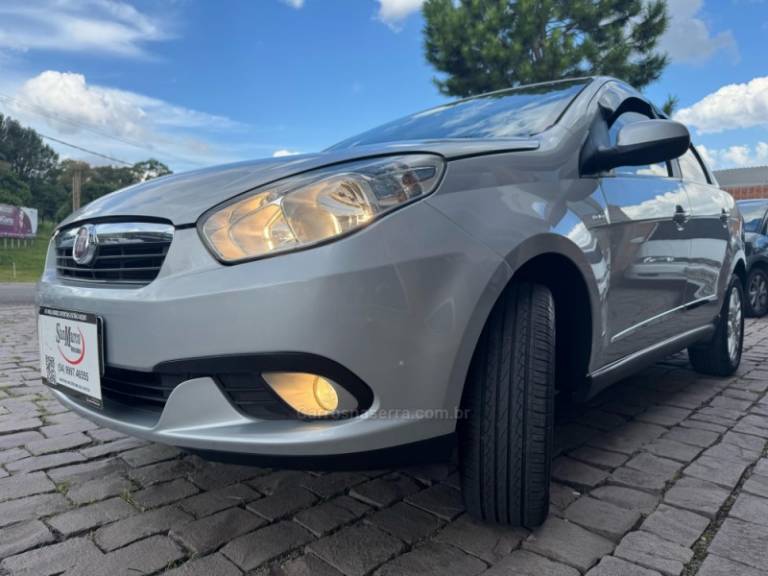 FIAT - SIENA - 2014/2015 - Prata - R$ 45.000,00