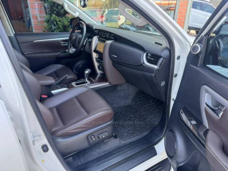 TOYOTA - HILUX SW4 - 2018/2019 - Branca - R$ 247.000,00