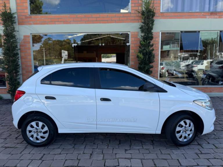 CHEVROLET - ONIX - 2015/2016 - Branca - R$ 47.000,00
