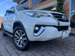 TOYOTA - HILUX SW4 - 2018/2019 - Branca - R$ 247.000,00