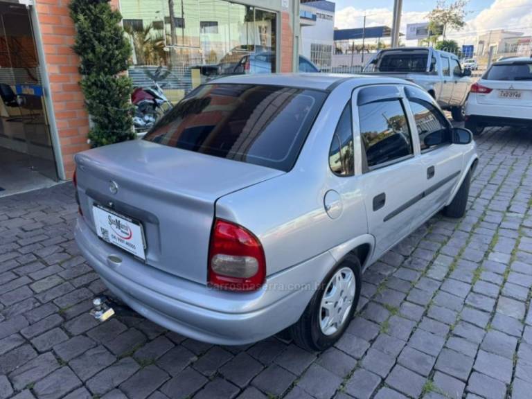 CHEVROLET - CORSA - 2000/2001 - Prata - R$ 14.000,00