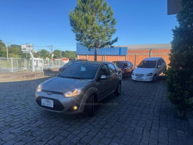 FORD - FIESTA - 2013/2014 - Prata - R$ 38.000,00