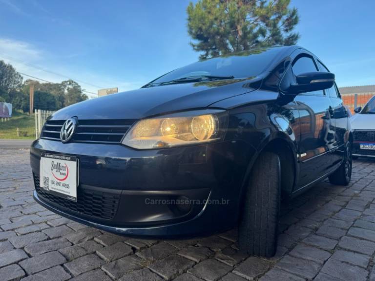VOLKSWAGEN - FOX - 2010/2011 - Azul - R$ 33.000,00