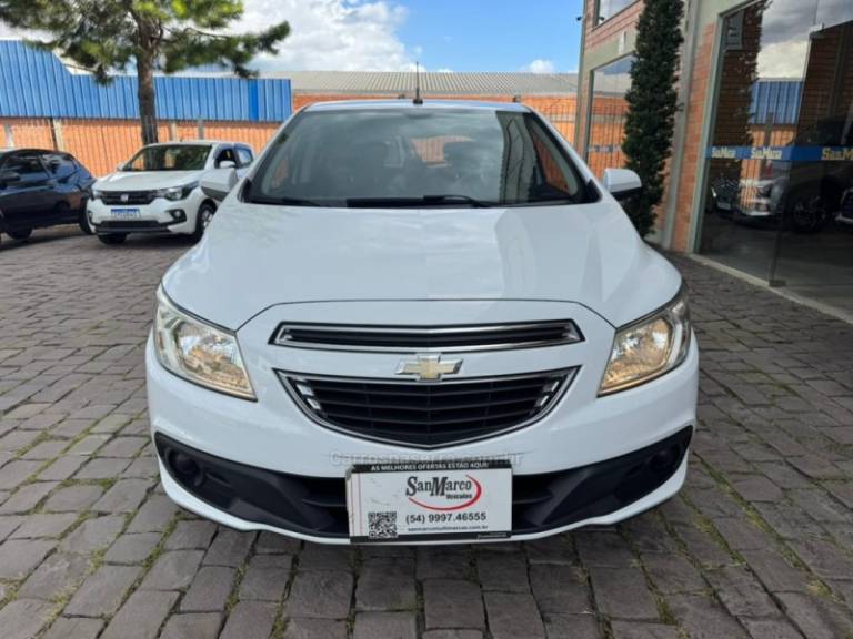 CHEVROLET - ONIX - 2013/2013 - Branca - R$ 40.000,00