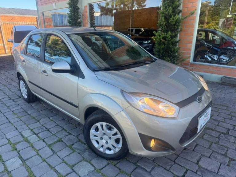 FORD - FIESTA - 2013/2014 - Prata - R$ 38.000,00