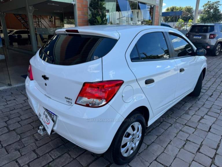 CHEVROLET - ONIX - 2015/2016 - Branca - R$ 47.000,00