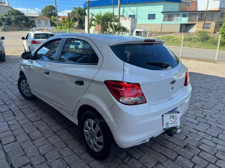 CHEVROLET - ONIX - 2015/2016 - Branca - R$ 47.000,00