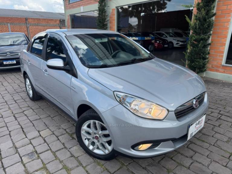 FIAT - SIENA - 2014/2015 - Prata - R$ 45.000,00