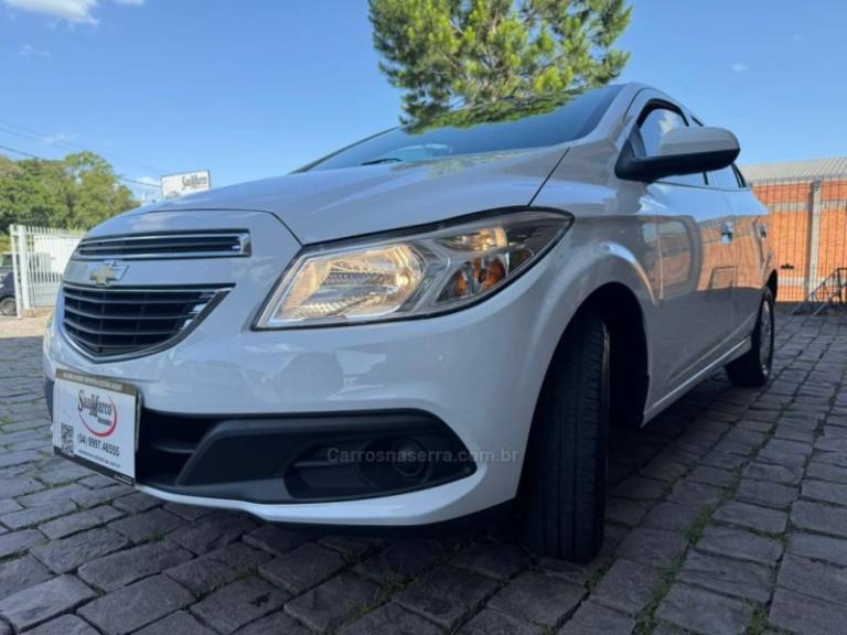 CHEVROLET - ONIX - 2013/2014 - Branca - R$ 43.000,00