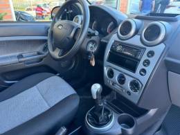 FORD - FIESTA - 2013/2014 - Prata - R$ 38.000,00