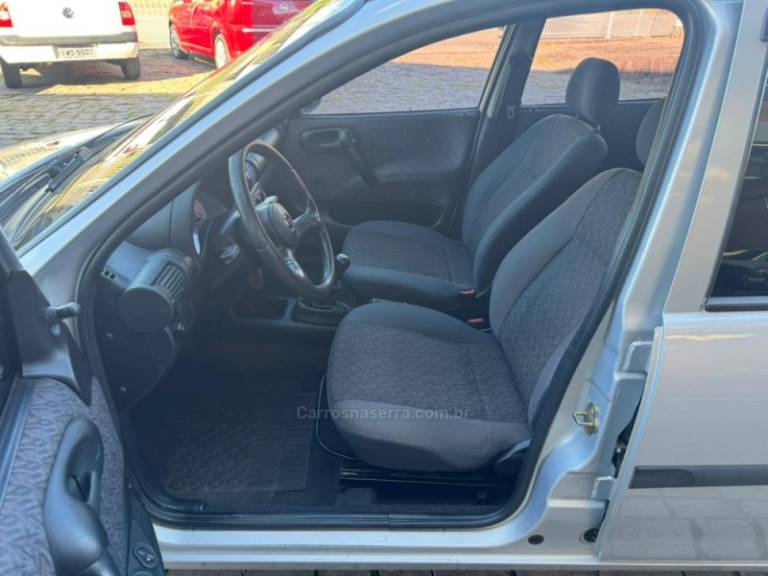 CHEVROLET - CORSA - 2000/2001 - Prata - R$ 14.000,00