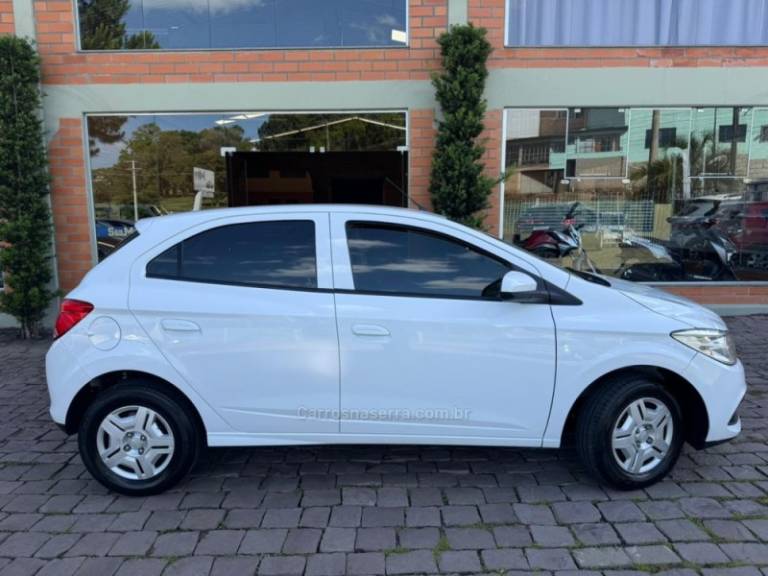 CHEVROLET - ONIX - 2013/2014 - Branca - R$ 43.000,00