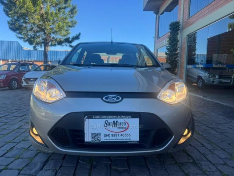 FORD - FIESTA - 2013/2014 - Prata - R$ 38.000,00
