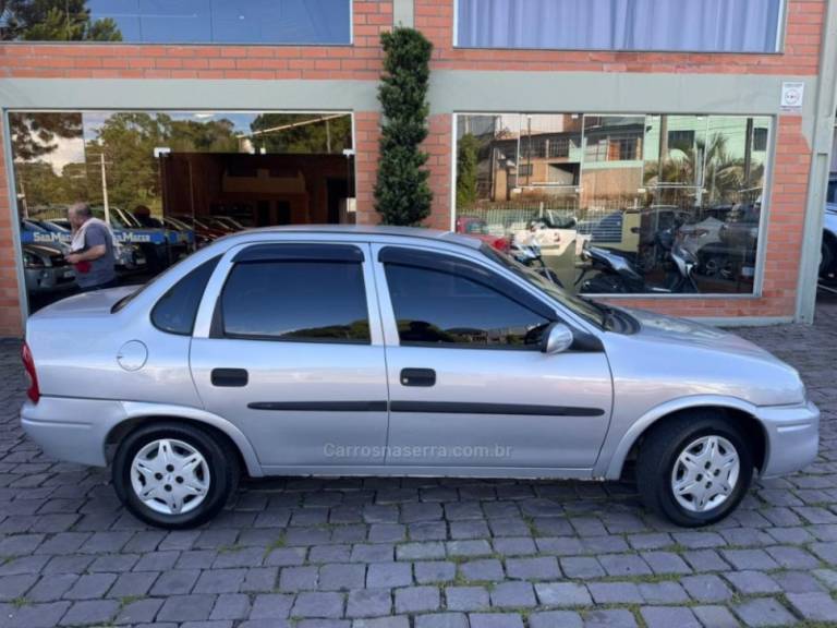 CHEVROLET - CORSA - 2000/2001 - Prata - R$ 14.000,00