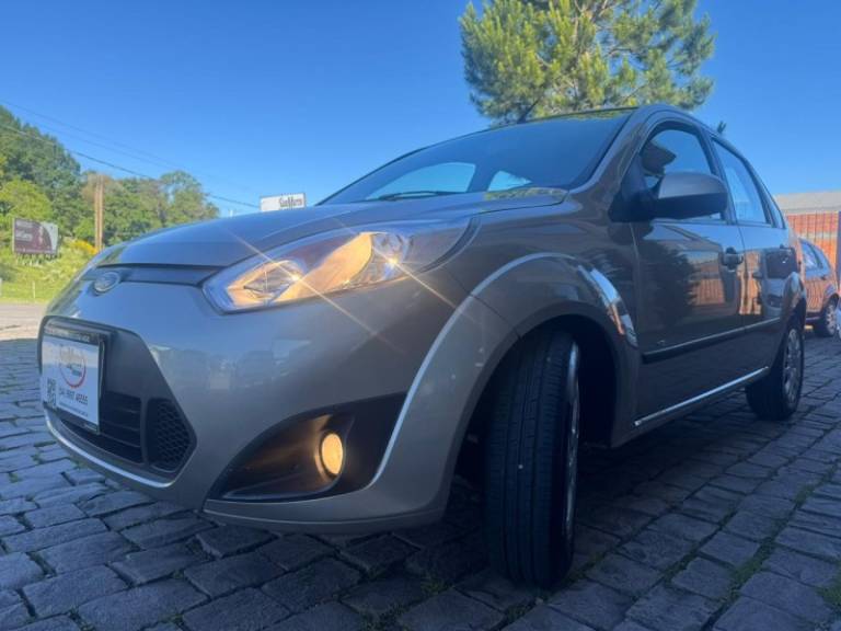 FORD - FIESTA - 2013/2014 - Prata - R$ 38.000,00
