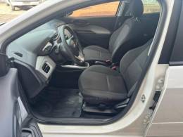 CHEVROLET - ONIX - 2017/2018 - Branca - R$ 60.000,00
