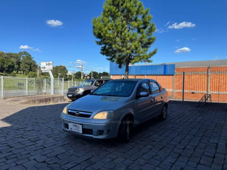CHEVROLET - CORSA - 2011/2011 - Prata - R$ 26.000,00
