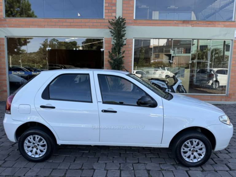 FIAT - PALIO - 2014/2014 - Branca - R$ 34.000,00
