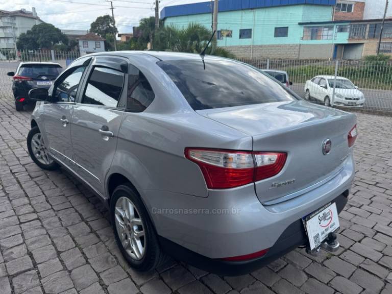 FIAT - SIENA - 2014/2015 - Prata - R$ 45.000,00