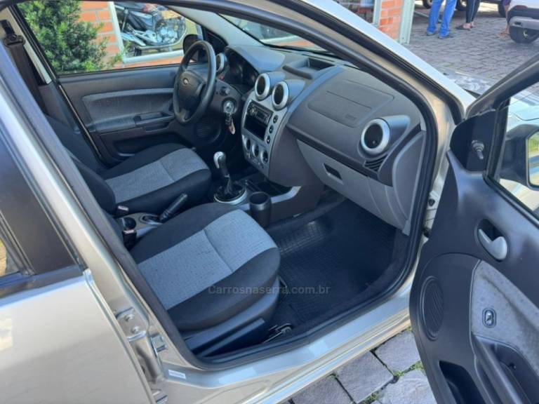 FORD - FIESTA - 2013/2014 - Prata - R$ 38.000,00