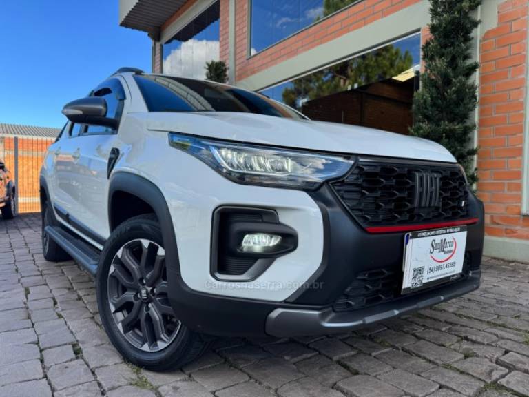 FIAT - STRADA - 2023/2024 - Branca - R$ 132.000,00