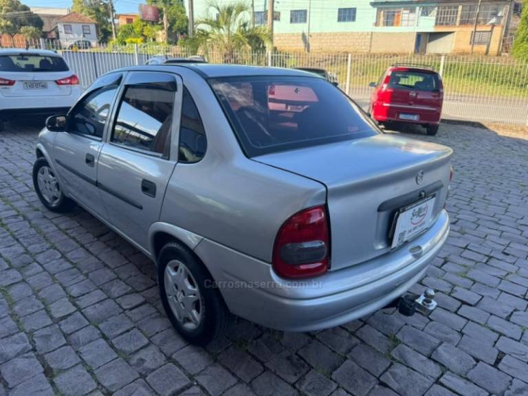 CHEVROLET - CORSA - 2000/2001 - Prata - R$ 14.000,00