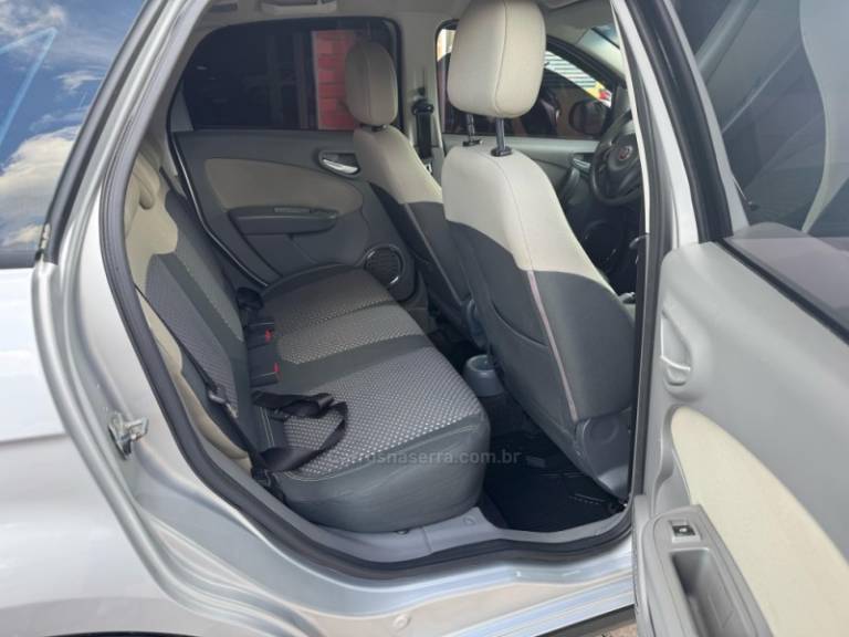 FIAT - SIENA - 2014/2015 - Prata - R$ 45.000,00