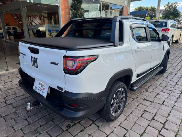 FIAT - STRADA - 2023/2024 - Branca - R$ 132.000,00