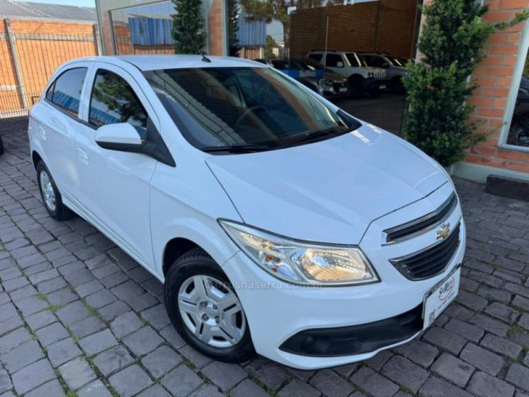 CHEVROLET - ONIX - 2013/2014 - Branca - R$ 43.000,00