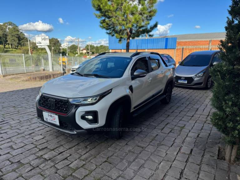 FIAT - STRADA - 2023/2024 - Branca - R$ 132.000,00
