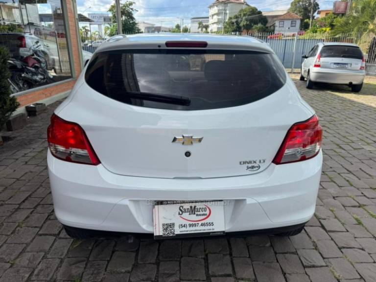 CHEVROLET - ONIX - 2013/2013 - Branca - R$ 40.000,00