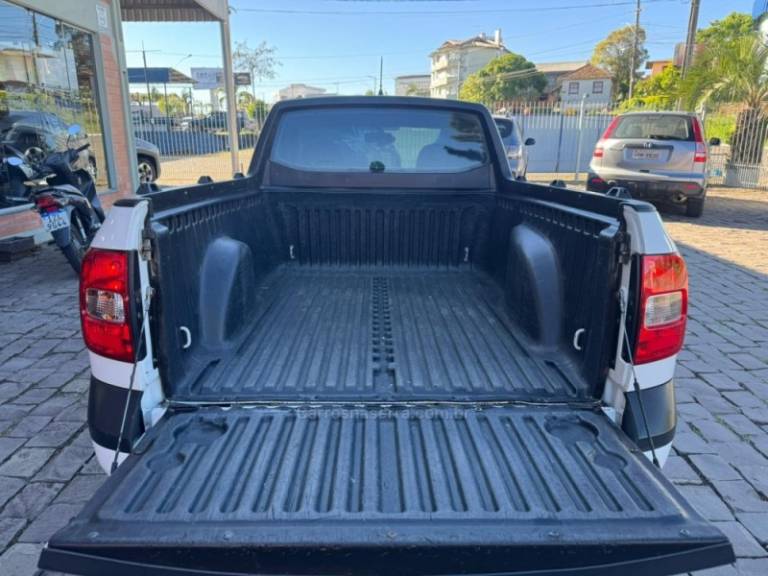 VOLKSWAGEN - SAVEIRO - 2015/2016 - Branca - R$ 43.000,00