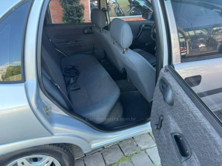 CHEVROLET - CORSA - 2000/2001 - Prata - R$ 14.000,00