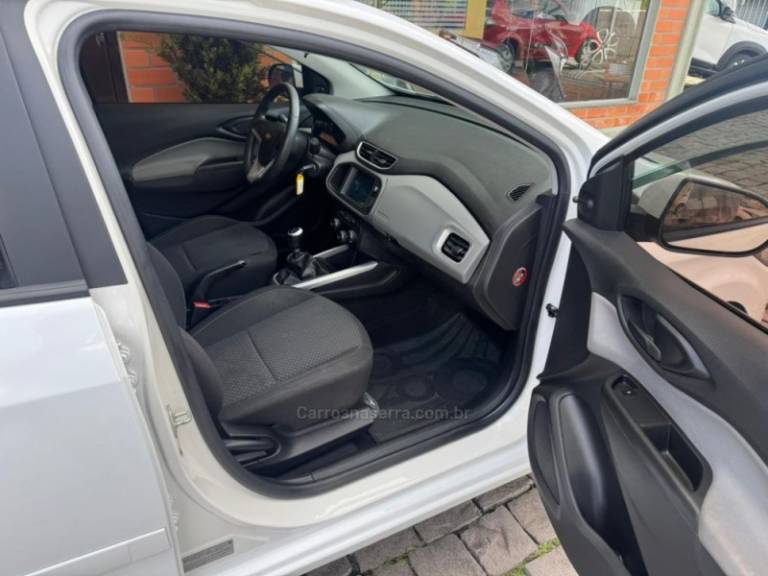 CHEVROLET - ONIX - 2017/2018 - Branca - R$ 60.000,00