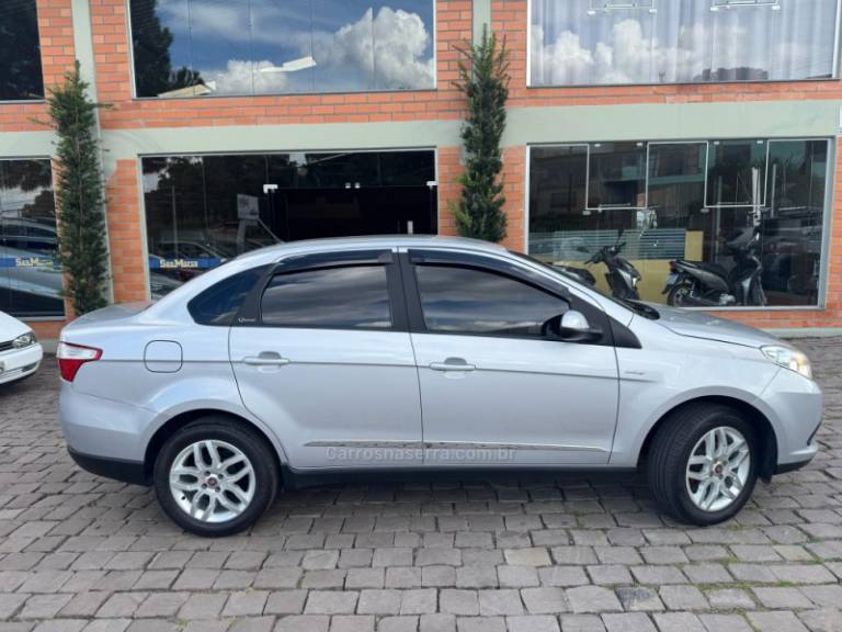 FIAT - SIENA - 2014/2015 - Prata - R$ 45.000,00