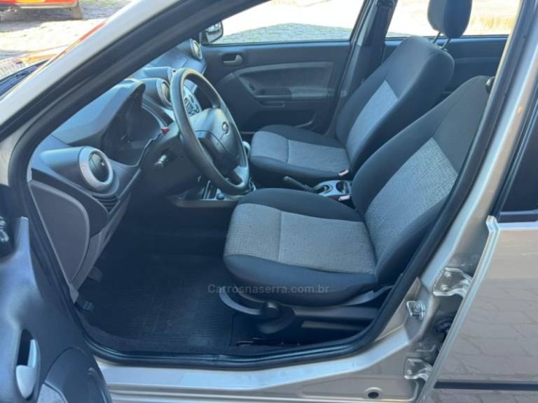 FORD - FIESTA - 2013/2014 - Prata - R$ 38.000,00