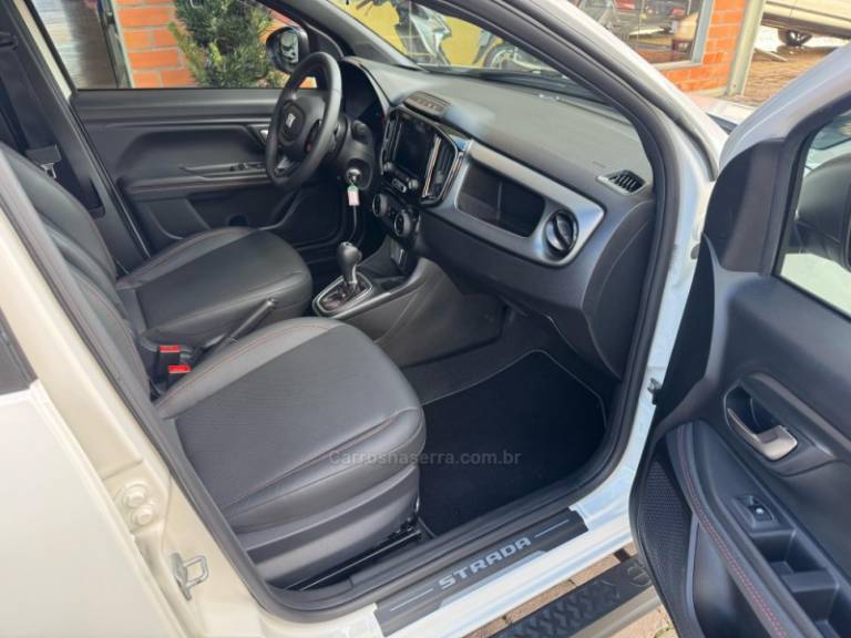 FIAT - STRADA - 2023/2024 - Branca - R$ 132.000,00
