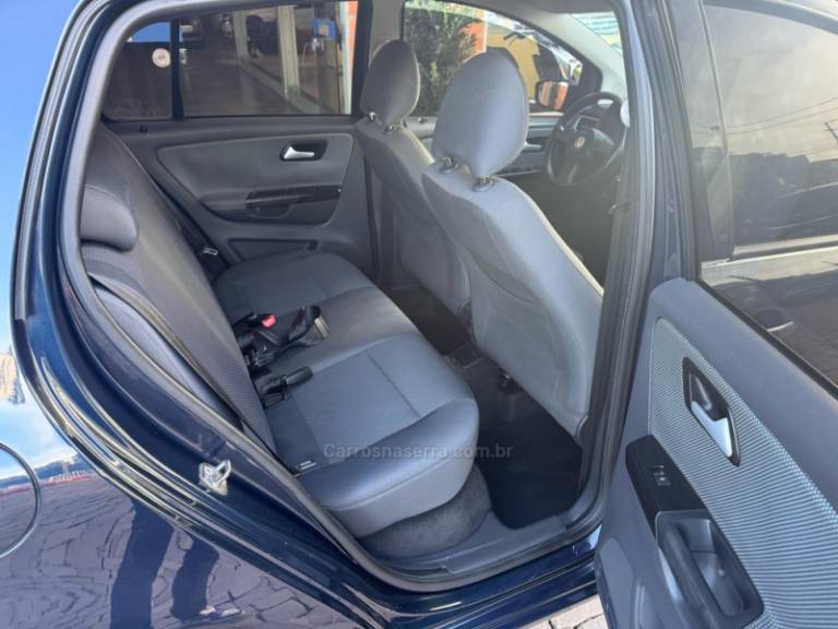 VOLKSWAGEN - FOX - 2010/2011 - Azul - R$ 33.000,00
