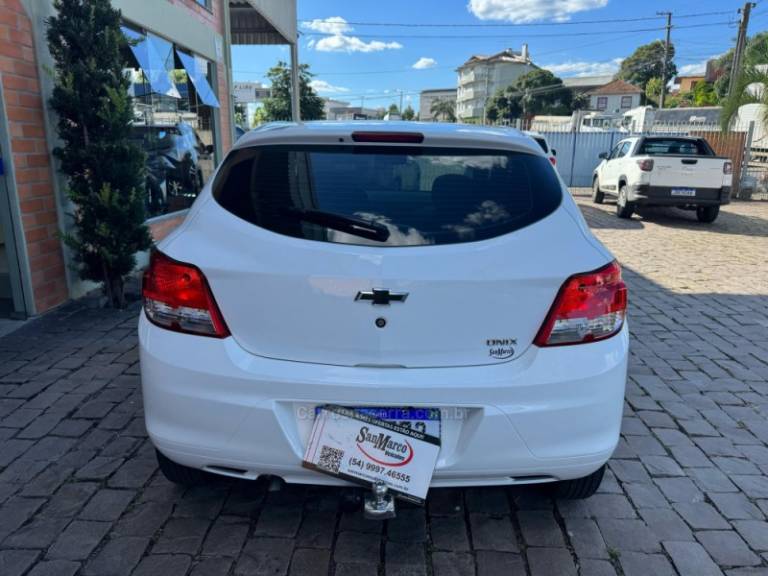 CHEVROLET - ONIX - 2015/2016 - Branca - R$ 47.000,00
