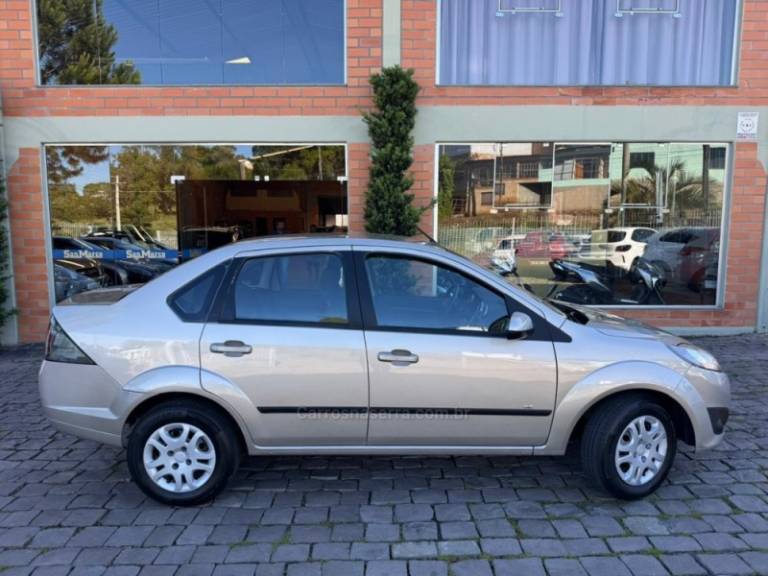 FORD - FIESTA - 2013/2014 - Prata - R$ 38.000,00