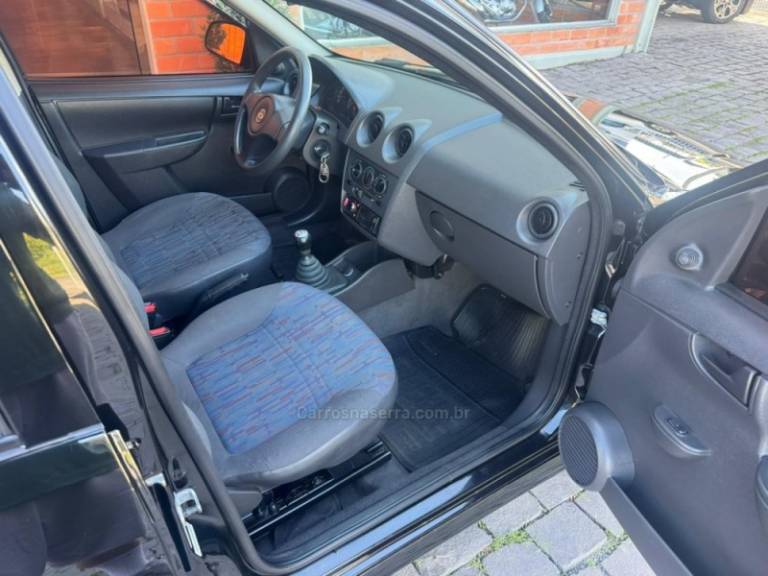 CHEVROLET - CELTA - 2009/2010 - Preta - R$ 27.000,00