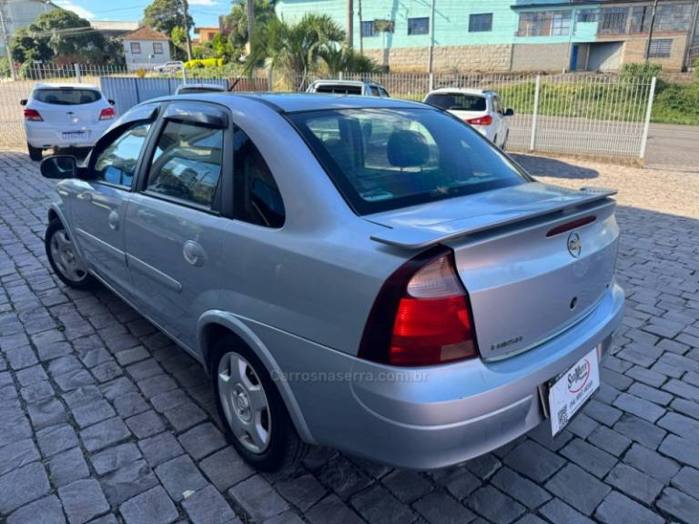 CHEVROLET - CORSA - 2011/2011 - Prata - R$ 26.000,00