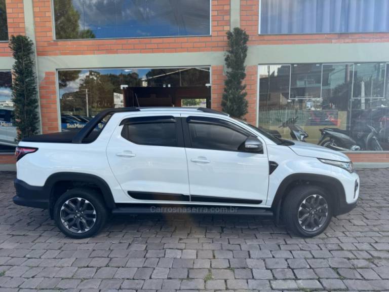 FIAT - STRADA - 2023/2024 - Branca - R$ 132.000,00