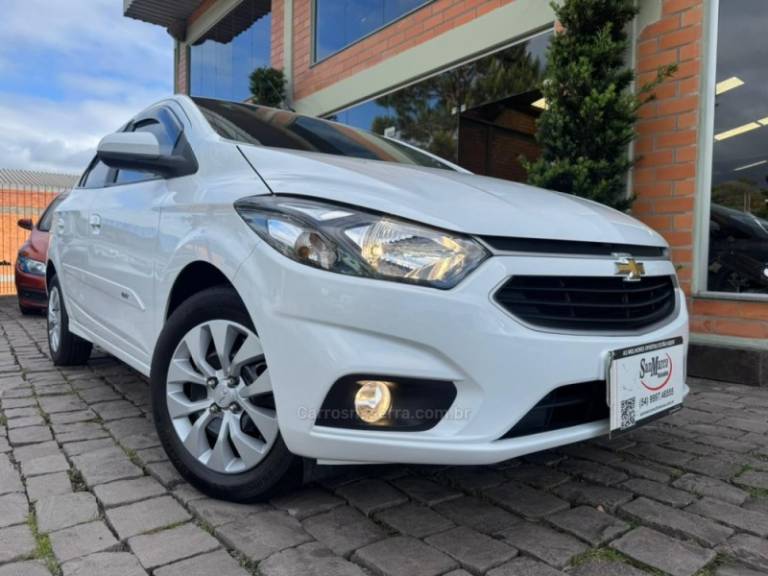 CHEVROLET - ONIX - 2017/2018 - Branca - R$ 60.000,00