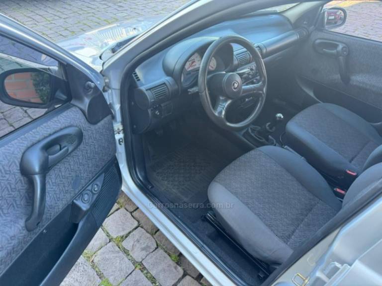 CHEVROLET - CORSA - 2000/2001 - Prata - R$ 14.000,00